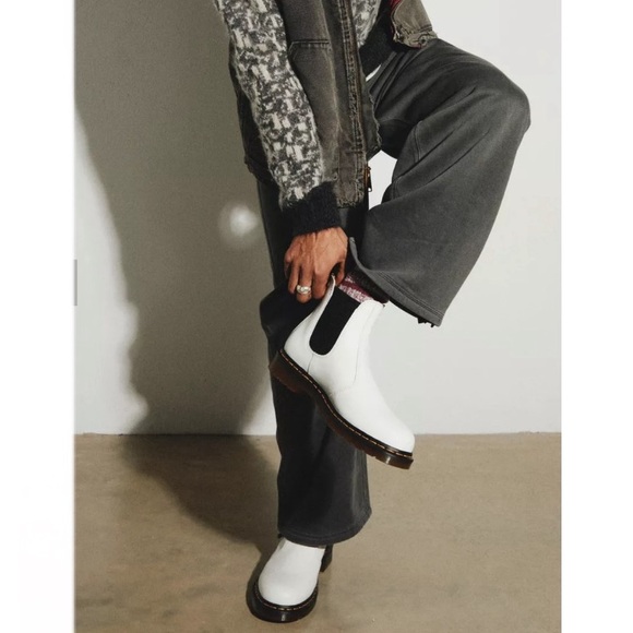 Dr. Martens 2976 Yellow Stitch Smooth Leather Chelsea Boots NWOT White Size 8 - Picture 2 of 14